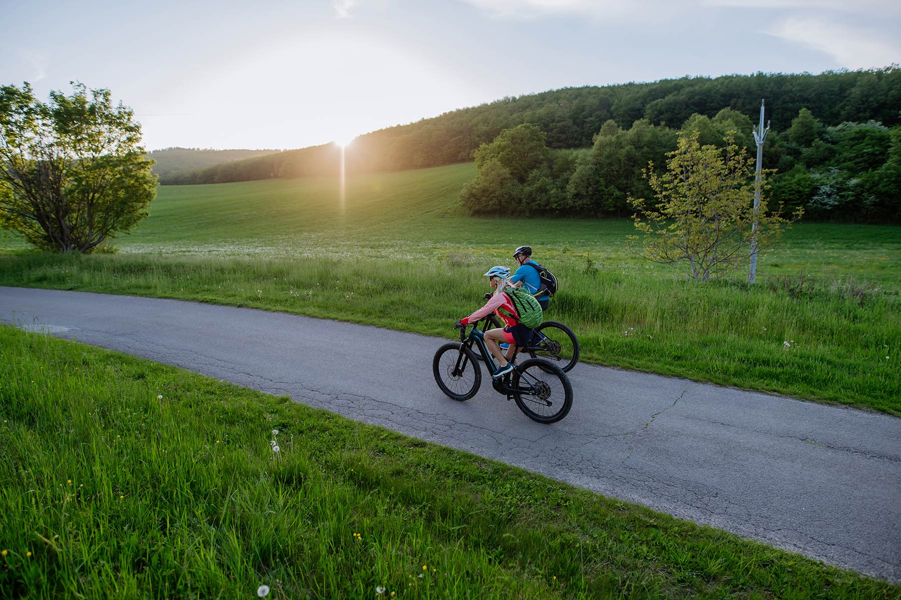 Ferienhof-Busch-Ausfluege-Umgebung-Franken-active-senior-couple-riding-electric-bicycles-on-t-2026-01-05-06-32-02-utc